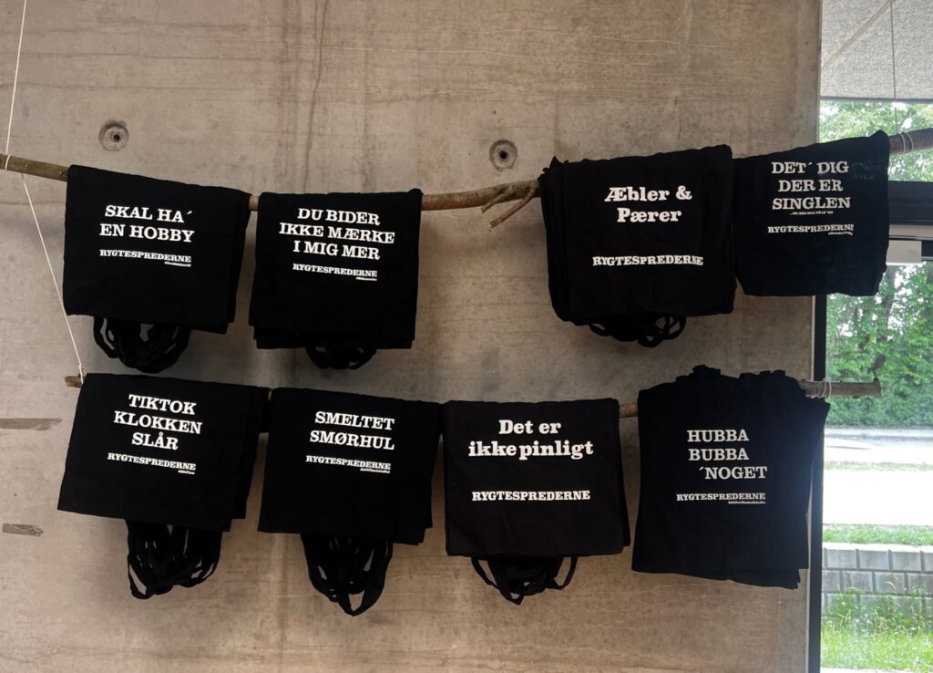 Muleposer med slogans fra Rygtepredernes sange