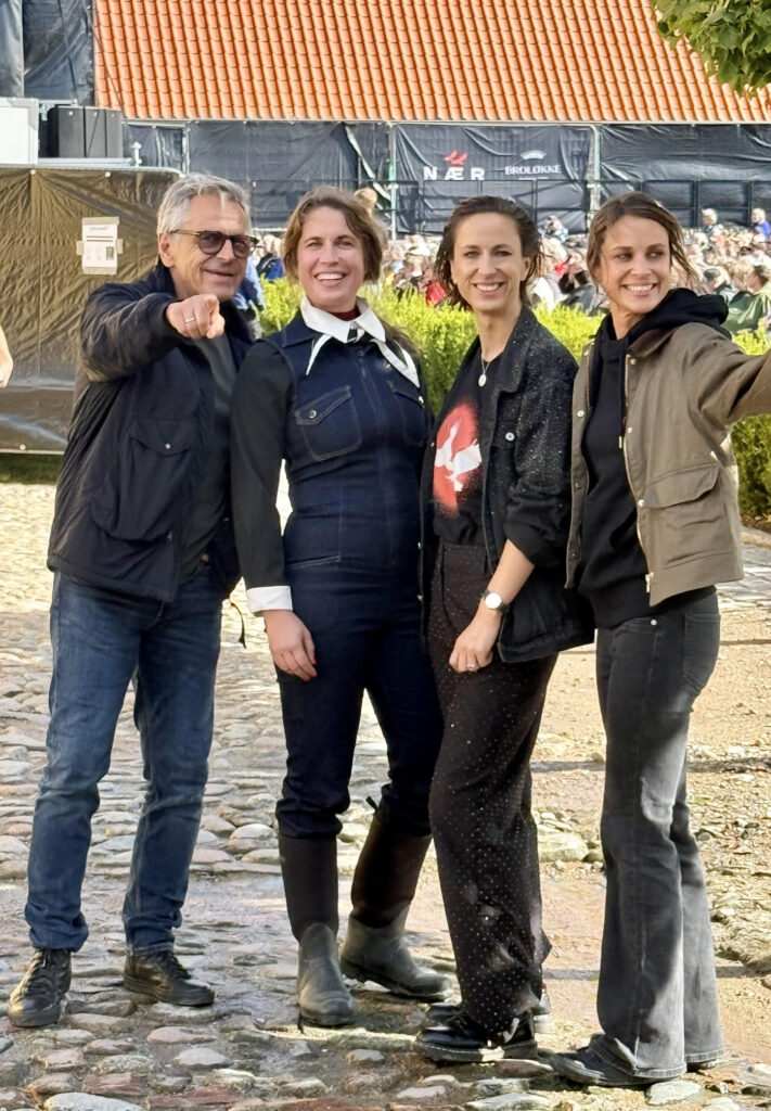 Michael Falch med døtrene og en af initiativtagerne til NÆR Festivalen og De Vildeste Fugle