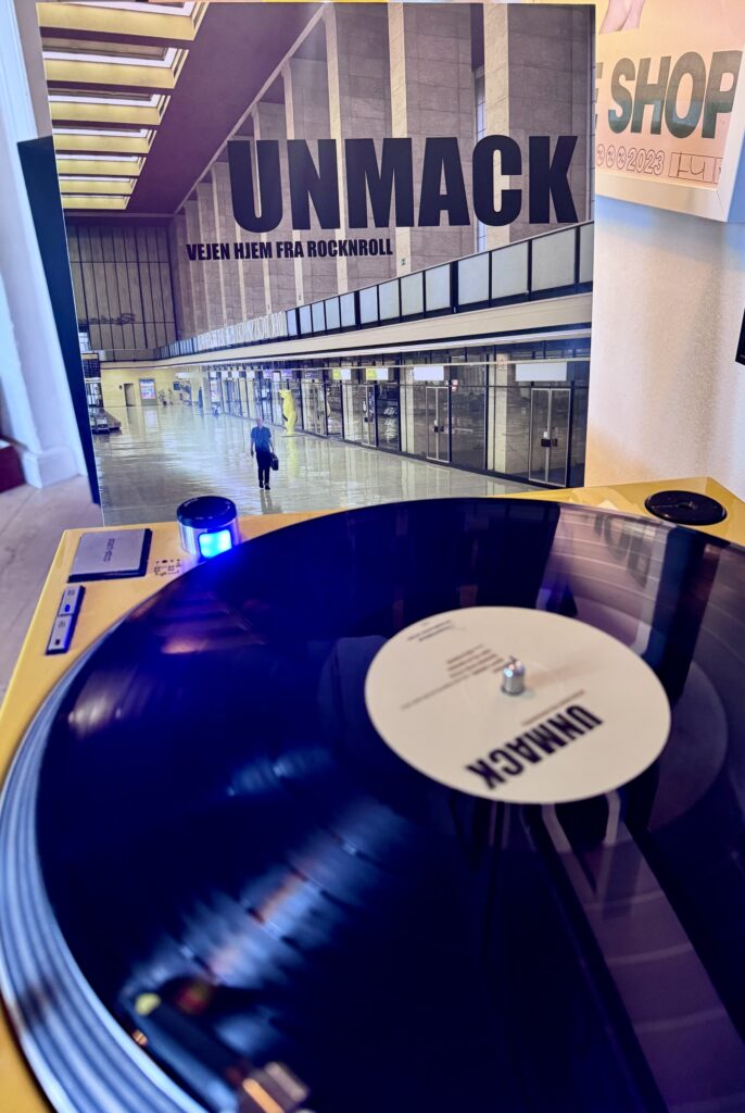 Coveret til Unmacks første soloalbum; 'Vejen hjem fra Rock'n'Roll' fra 2005
