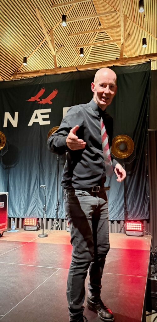 Unmack i hopla efter en intens og nøgen koncert. 
